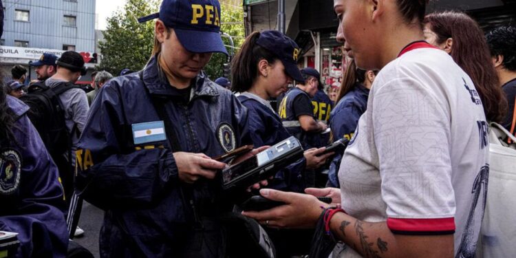 El CELS denuncia 590 operativos y que 2000 policías ejecutaron la violencia contra migrantes pobres