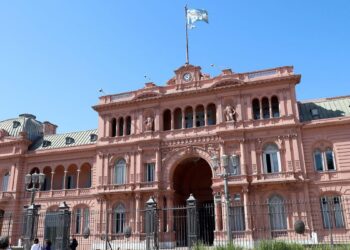 El Gobierno abre la negociación por el Presupuesto 2027 y convoca a siete gobernadores