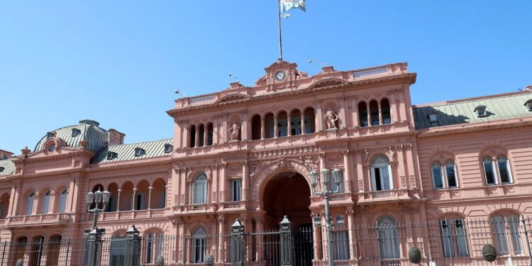 El Gobierno abre la negociación por el Presupuesto 2027 y convoca a siete gobernadores