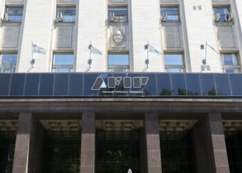 El superávit fiscal y los falsos antagonismos que paralizan a la Argentina