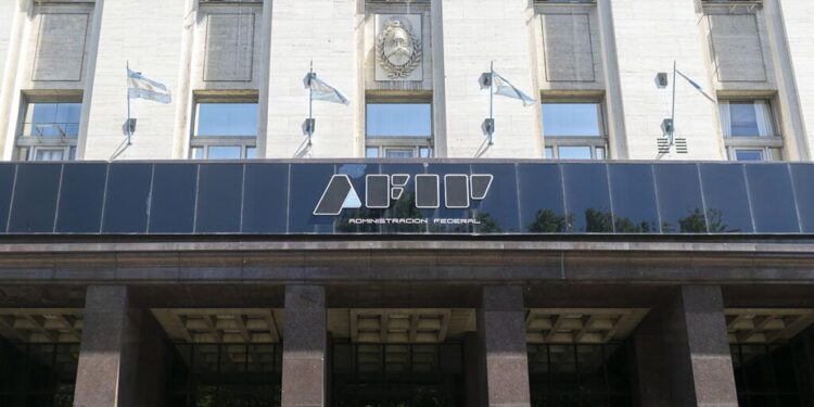 El superávit fiscal y los falsos antagonismos que paralizan a la Argentina