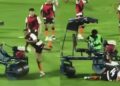 Insólito accidente en pleno partido: atropelló a un futbolista y el video se hizo viral