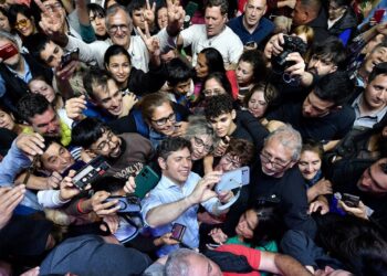 Kicillof avanza en su proyección nacional: visita a Misiones, foto con Passalacqua y críticas a Milei