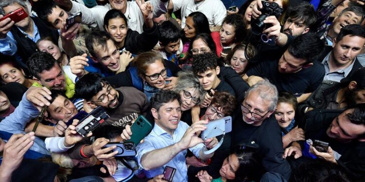 Kicillof avanza en su proyección nacional: visita a Misiones, foto con Passalacqua y críticas a Milei