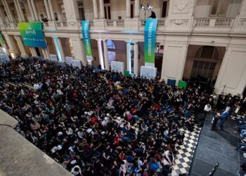 Kicillof cerró encuentro federal de jóvenes en La Plata: críticas a Milei y llamado a «disputar el futuro»