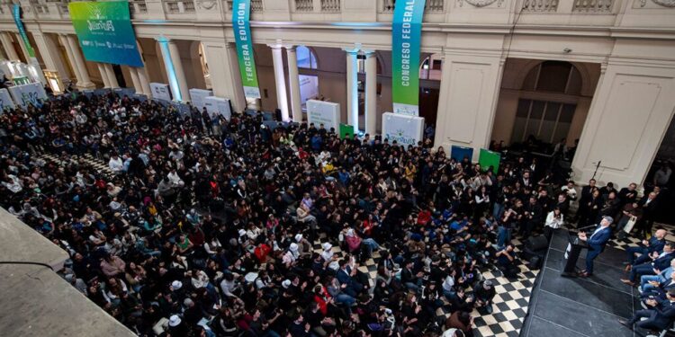 Kicillof cerró encuentro federal de jóvenes en La Plata: críticas a Milei y llamado a «disputar el futuro»