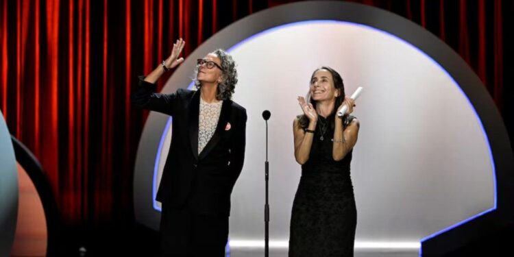 “La ilusión de un verano sin fin” de la argentina Alessandra Sanguinetti ganó como mejor película latinoamericana en San Sebastián