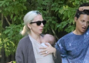 Lady Gaga se convirtió en mamá por primera vez y fue vista en la calle paseando con su hijo