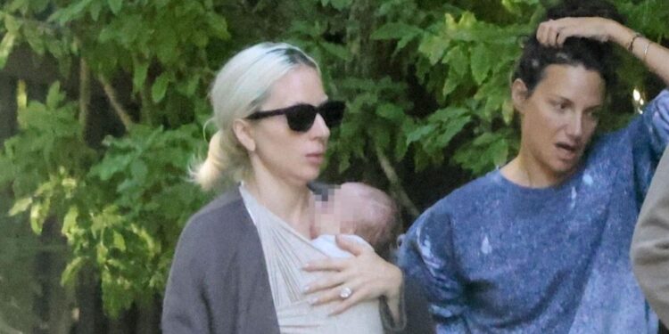 Lady Gaga se convirtió en mamá por primera vez y fue vista en la calle paseando con su hijo