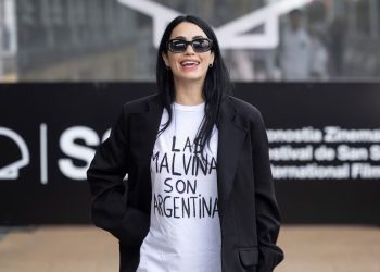 Lali Espósito lució una remera con la leyenda “Las Malvinas son argentinas” en el Festival de San Sebastián