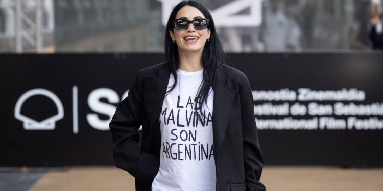 Lali Espósito lució una remera con la leyenda “Las Malvinas son argentinas” en el Festival de San Sebastián