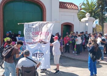 Marcha en la quinta presidencial tras el «Olivosgate»: “A los barrios les niegan la comida y acá se la roban”