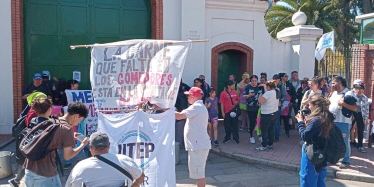 Marcha en la quinta presidencial tras el «Olivosgate»: “A los barrios les niegan la comida y acá se la roban”