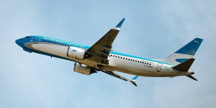 Más vuelos entre Argentina y Uruguay: firmaron un nuevo acuerdo de Cielos Abiertos y se amplía la conectividad aérea