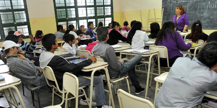 Mientras anuncia la baja en patentes, Jorge Macri suspende cientos de becas a estudiantes vulnerables