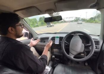 Mostraba cómo su auto autónomo conducía solo y terminó chocando contra un patrullero