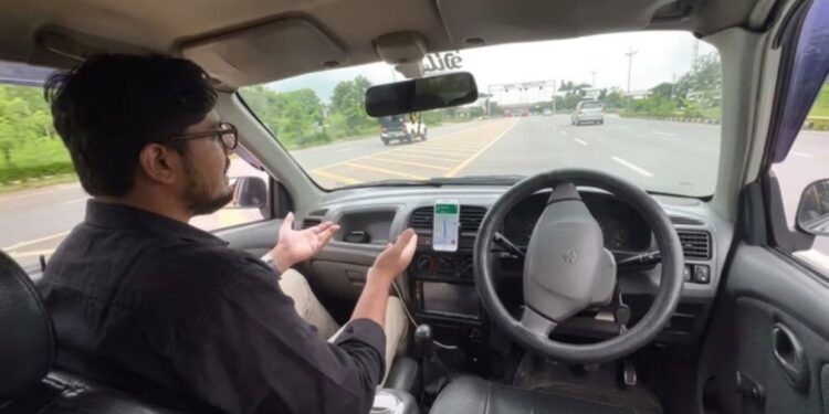 Mostraba cómo su auto autónomo conducía solo y terminó chocando contra un patrullero