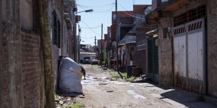 Siete de cada 10 hogares populares de CABA se endeudan para cubrir gastos básicos