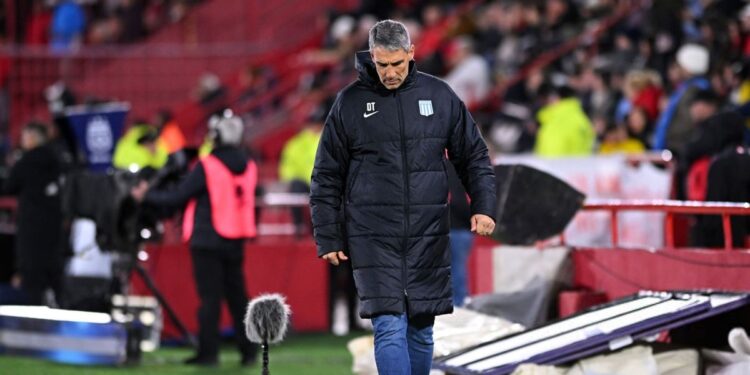 Tensión en Racing: la dirigencia se reunirá para definir el futuro de Juan Pablo Vojvoda tras la derrota contra Huracán