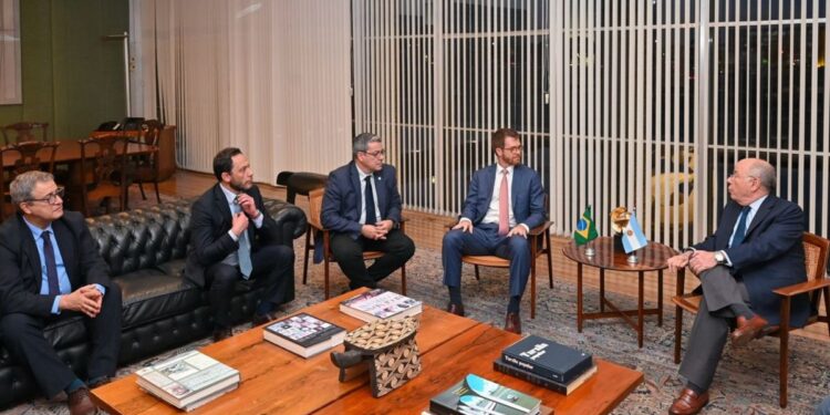Una comitiva de diputados se reunió con el canciller de Brasil para reactivar el diálogo bilateral