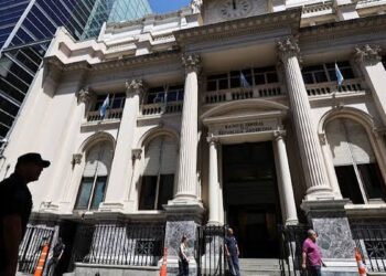 Abogado denunciante pidió detener e indagar a Luis Caputo, Santiago Bausili y Juan Curutchet por las operaciones con el oro del Banco Central