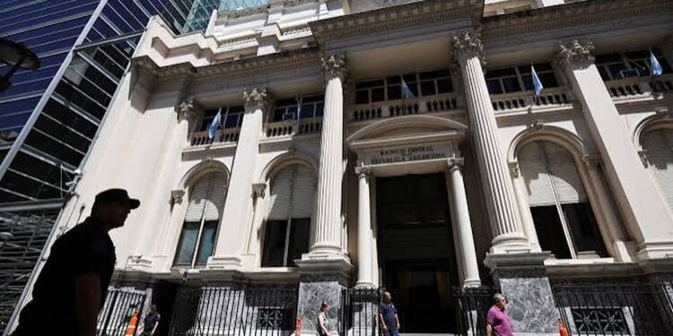 Abogado denunciante pidió detener e indagar a Luis Caputo, Santiago Bausili y Juan Curutchet por las operaciones con el oro del Banco Central