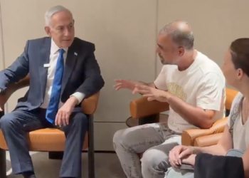Benjamin Netanyahu recibió en Tel Aviv a los pasajeros del vuelo de Flydubai