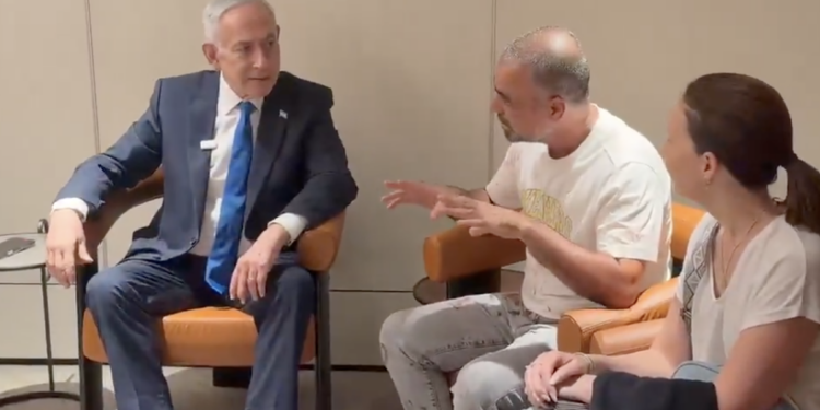Benjamin Netanyahu recibió en Tel Aviv a los pasajeros del vuelo de Flydubai