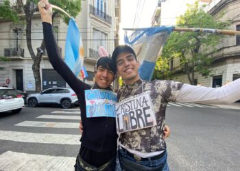 Cristian y Lucas, tras la represión en la Marcha Federal Universitaria: «El amor es lucha»