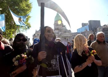 «Dejen de matarnos»: el velatorio simbólico al sistema previsional frente al Congreso