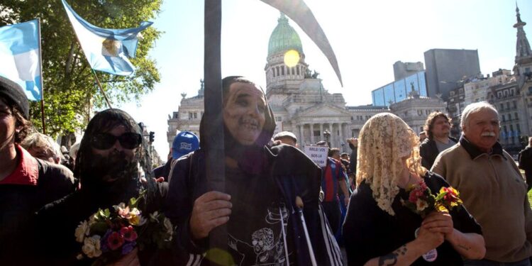 «Dejen de matarnos»: el velatorio simbólico al sistema previsional frente al Congreso