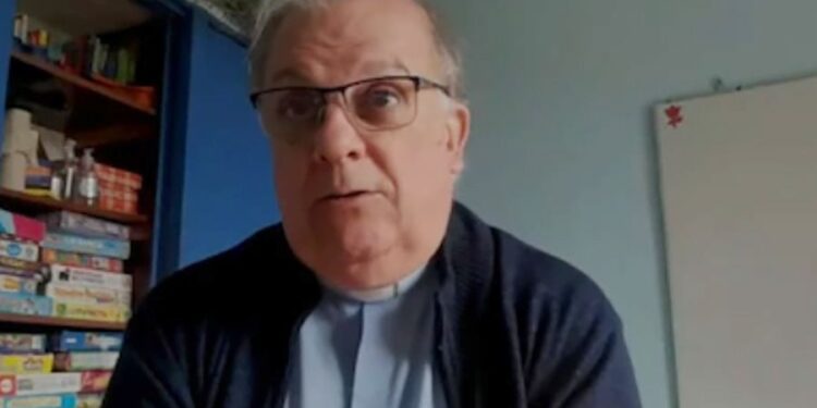 “El Papa se va a encontrar con un país muy empobrecido”, advirtió un sacerdote