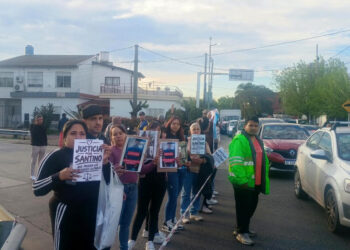 Familiares y vecinos marcharon para reclamar la inocencia de Santino, un joven detenido por supuesto intento de asalto