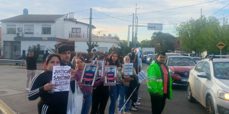 Familiares y vecinos marcharon para reclamar la inocencia de Santino, un joven detenido por supuesto intento de asalto