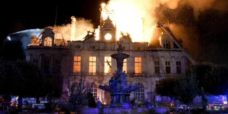 Francia endurece la seguridad e impone toques de queda ante el temor de nuevos disturbios