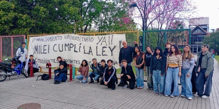 Gremios, organizaciones sociales y partidos ya concentran en Plaza de Mayo en la 5° Marcha Federal Universitaria