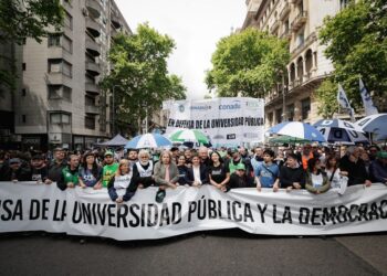 Kicillof se sumó a la marcha universitaria: «Aplicar la motosierra sobre la educación pública es un gran error»