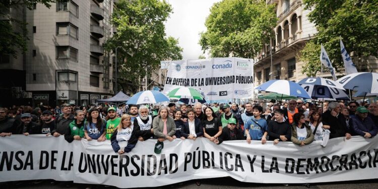 Kicillof se sumó a la marcha universitaria: «Aplicar la motosierra sobre la educación pública es un gran error»