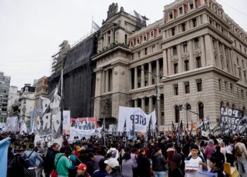 Ley de Tierras: protesta frente a Tribunales contra la Corte Suprema por el fallo que habilitó la extranjerización