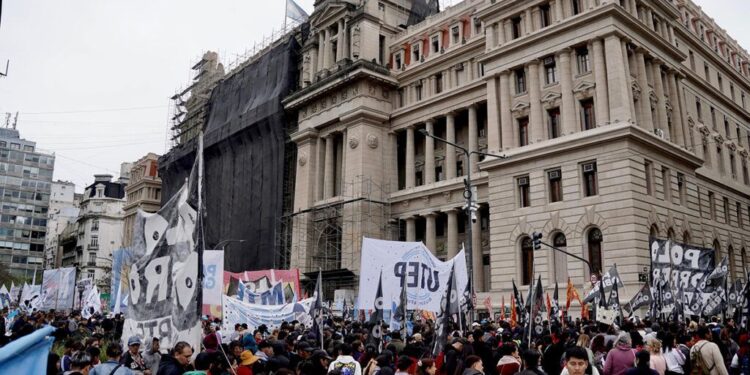 Ley de Tierras: protesta frente a Tribunales contra la Corte Suprema por el fallo que habilitó la extranjerización
