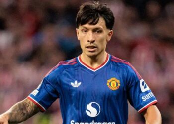 Lisandro Martínez criticó a la dirigencia del Manchester United y Wayne Rooney salió al cruce