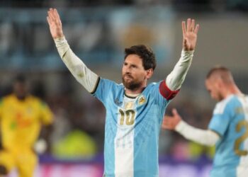 Los sentidos mensajes de las figuras del mundo del fútbol a Lionel Messi por su despedida de la Selección