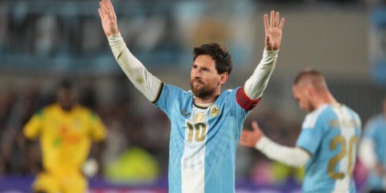 Los sentidos mensajes de las figuras del mundo del fútbol a Lionel Messi por su despedida de la Selección