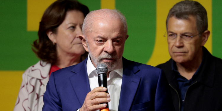 Lula da Silva mueve sus fichas: adelantó el pago de la Bolsa Familia a días del balotaje en Brasil