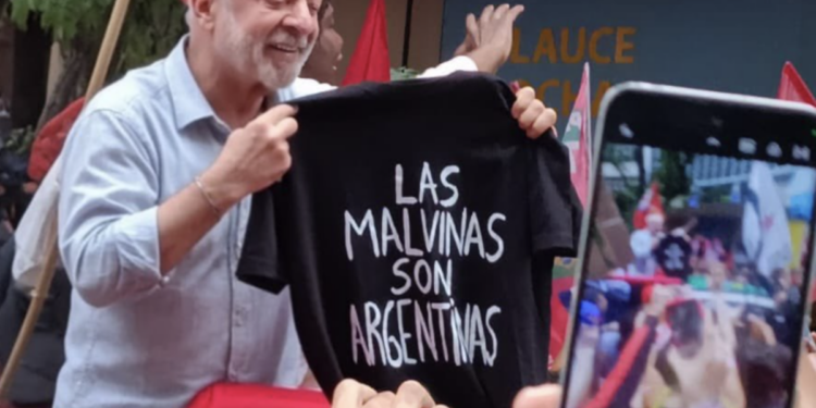 Lula da Silva se mostró con una remera de Malvinas a días de las elecciones en Brasil