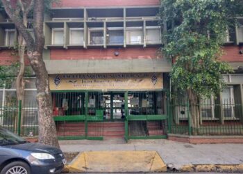 Más ajuste educativo: el gobierno porteño cierra la mitad de los grados de primaria del Normal 10