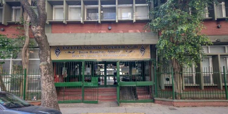 Más ajuste educativo: el gobierno porteño cierra la mitad de los grados de primaria del Normal 10