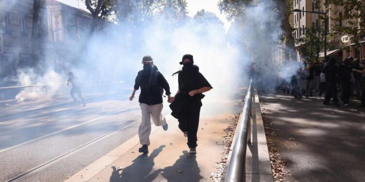 Reclamos estudiantiles en Francia: denuncian falta de presupuesto y al menos 400 escuelas están cerradas
