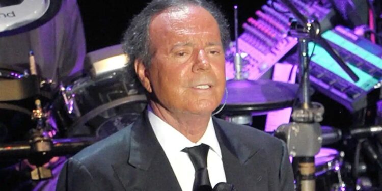 Un fiscal español pidió que se investigue a Julio Iglesias por abuso sexual y explotación laboral