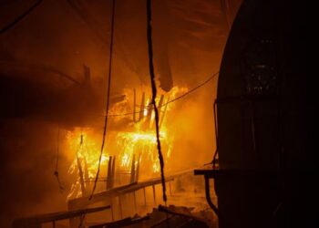 Un incendio arrasó el mercado más antiguo de París y encendió las alarmas por su estructura